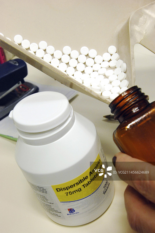 药剂师配发药片图片素材