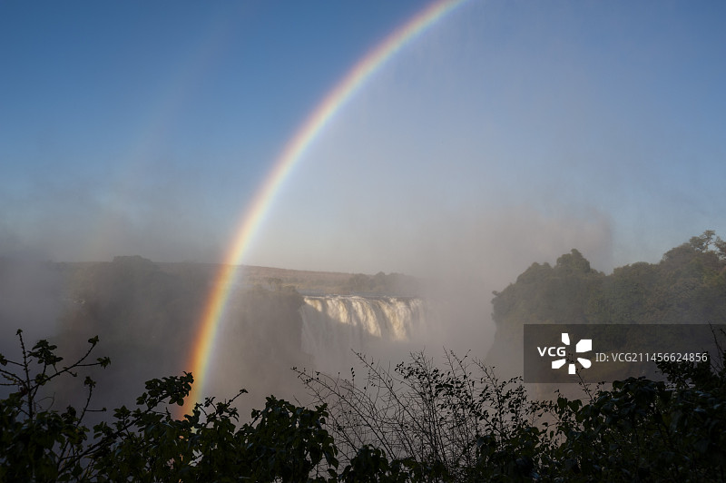 津巴布韦维多利亚瀑布薄雾上的双彩虹图片素材