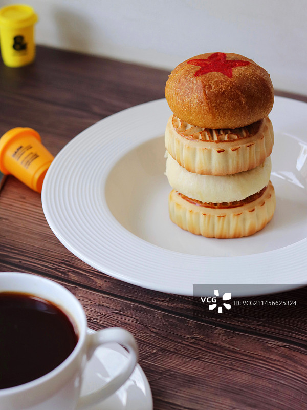 桌子上盘子里的杏仁饼特写镜头图片素材