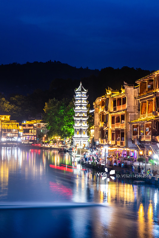凤凰古城万名塔的夜景图片素材
