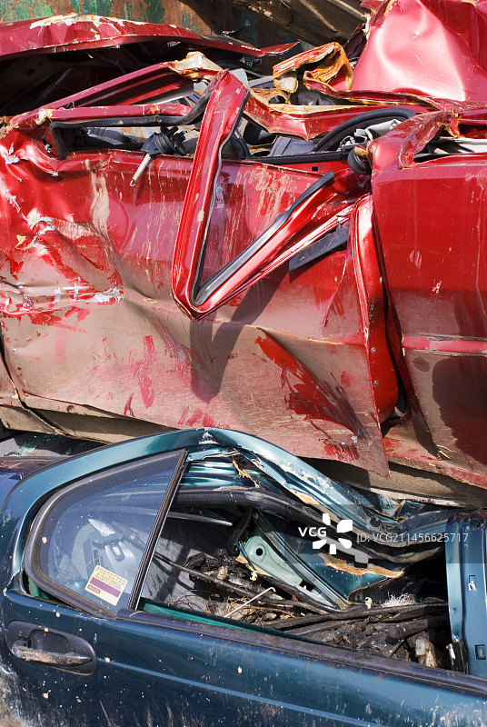 报废场中被压扁的汽车图片素材