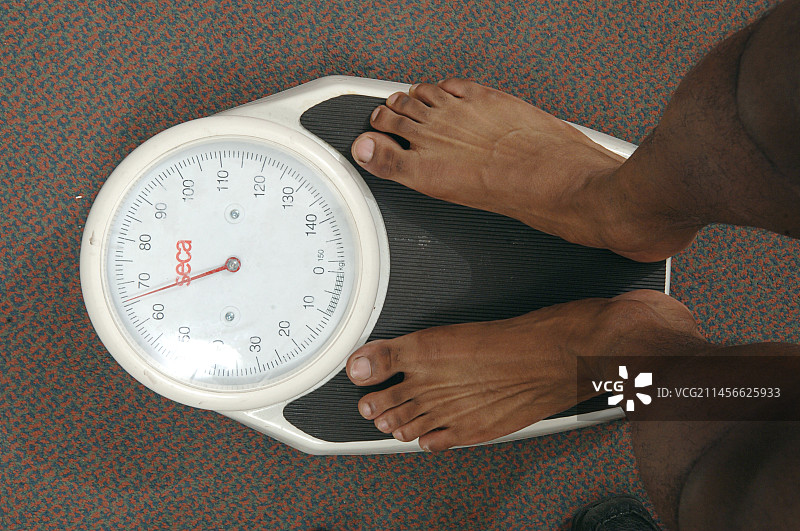 男人称体重图片素材