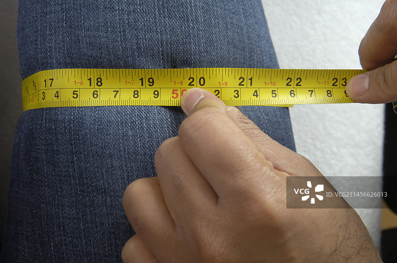 测量大腿围图片素材
