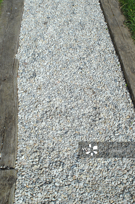 白色鹅卵石花园小路，铁路枕木镶边图片素材