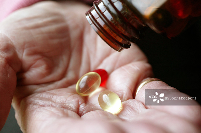 正在服用维生素的老年妇女图片素材