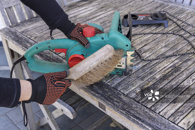 更换电动链锯上的链条图片素材