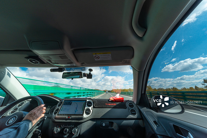 旅行途中车窗外风景图片素材