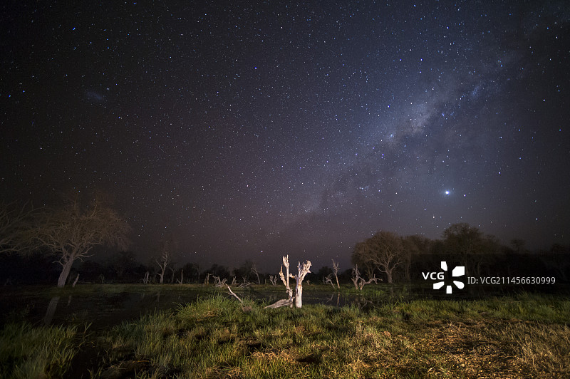 博茨瓦纳奎河上的银河图片素材