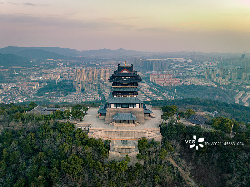日出时分朝霞满天，航拍湖州城区标志性的仁皇阁和现代化的双子大厦东吴国际广场和鳞次栉比的住宅小区图片素材