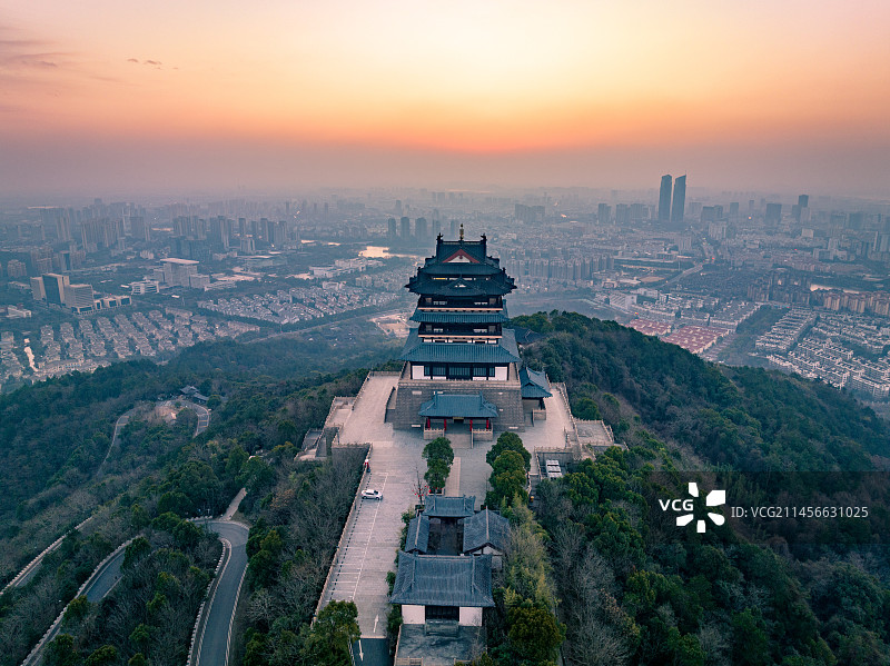 日出时分朝霞满天，航拍湖州城区标志性的仁皇阁和现代化的双子大厦东吴国际广场和鳞次栉比的住宅小区图片素材
