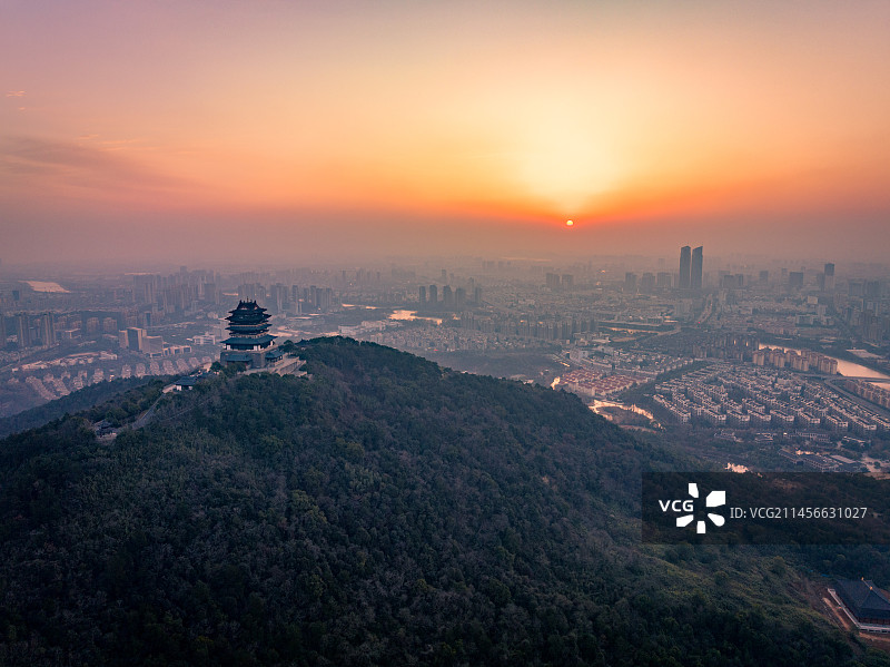 日出时分朝霞满天，航拍湖州城区标志性的仁皇阁和现代化的双子大厦东吴国际广场和鳞次栉比的住宅小区图片素材
