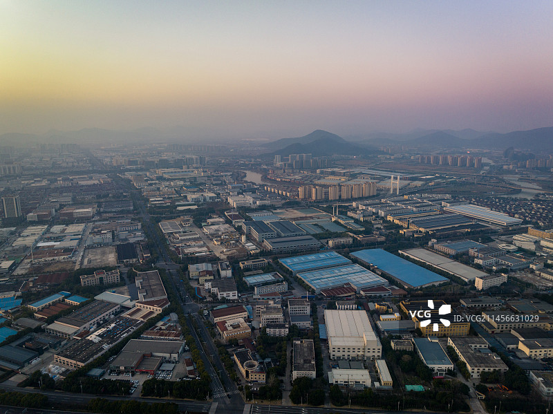 日出时分朝霞满天，航拍湖州城区标志性的仁皇阁和现代化的双子大厦东吴国际广场和鳞次栉比的住宅小区图片素材