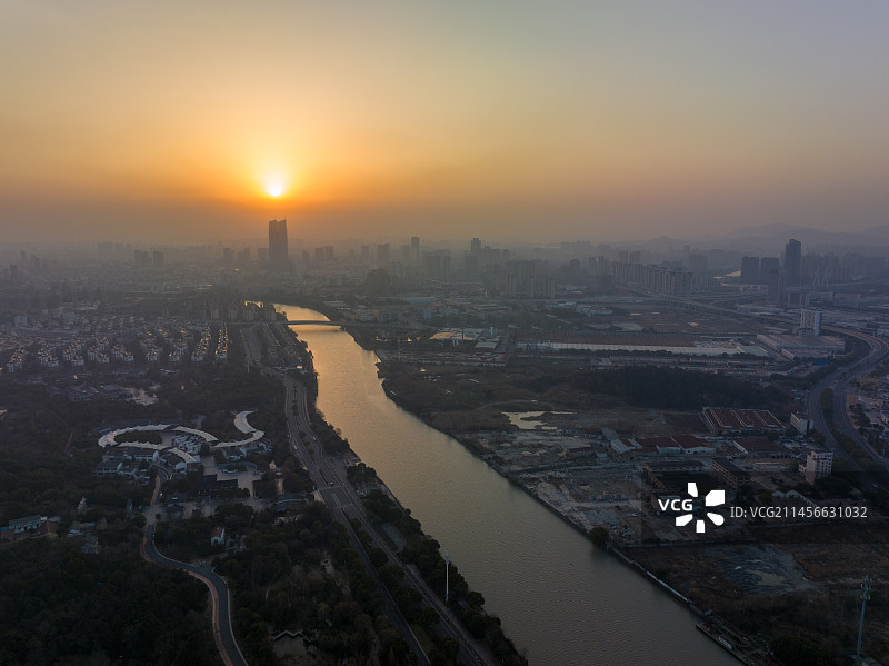 日出时分朝霞满天，航拍湖州城区标志性的仁皇阁和现代化的双子大厦东吴国际广场和鳞次栉比的住宅小区图片素材
