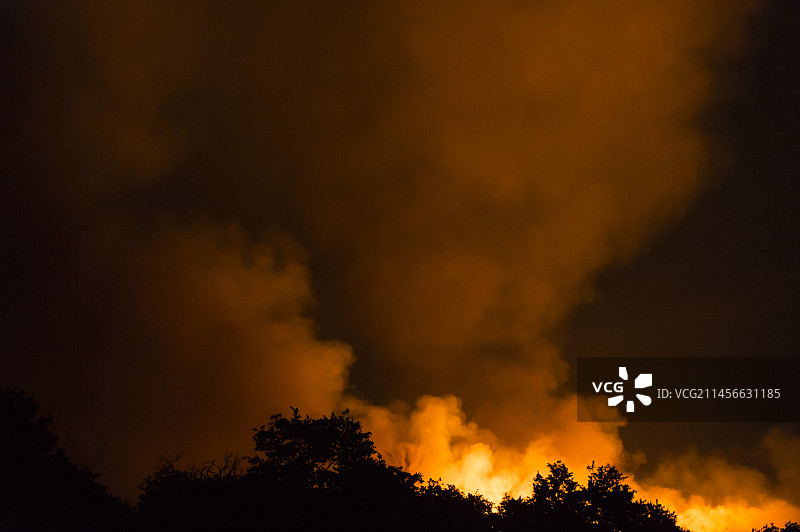博茨瓦纳萨武蒂沼泽周围山丘上的丛林大火图片素材