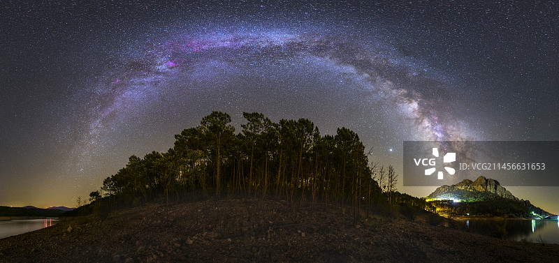 葡萄牙圣卢西亚上空的银河图片素材