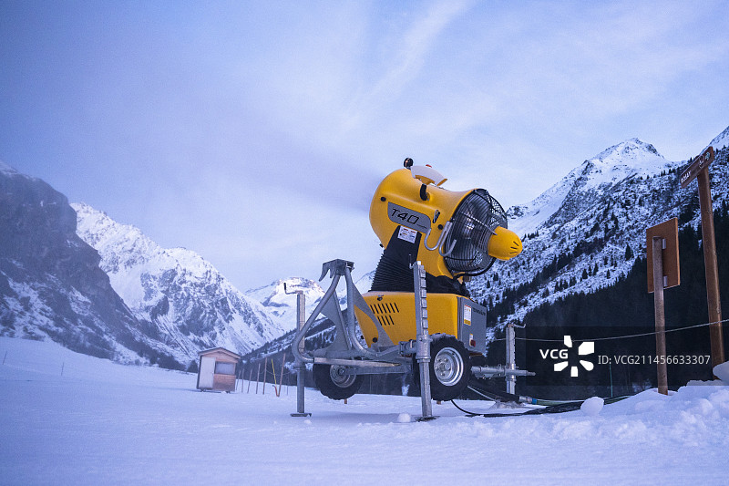 在阿尔卑斯山区，夜晚运行的造雪机图片素材