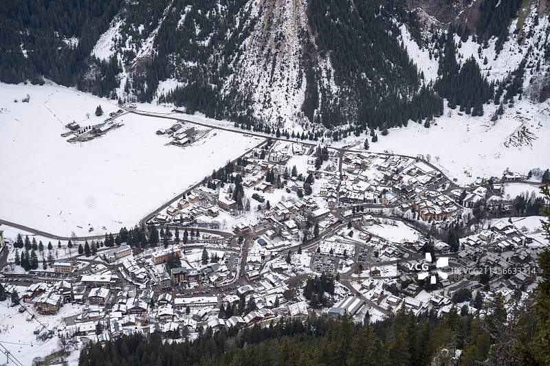 法国普拉洛尼昂-拉瓦努瓦斯山博乔尔山的雪景村庄图片素材