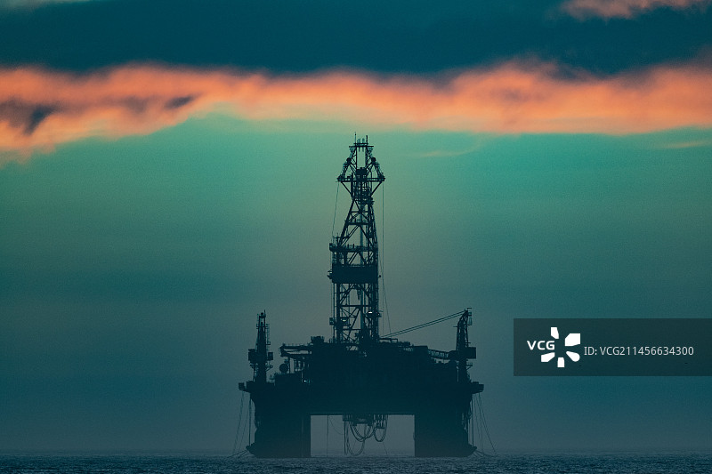 纳米比亚鲸湾沿海的钻井平台图片素材