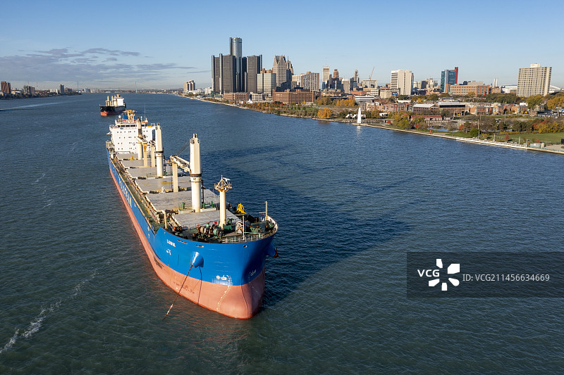 美国密歇根州底特律河上的船舶图片素材