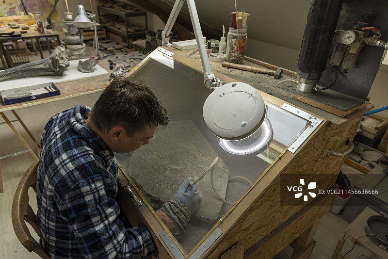 使用喷砂器完成化石的准备阶段图片素材