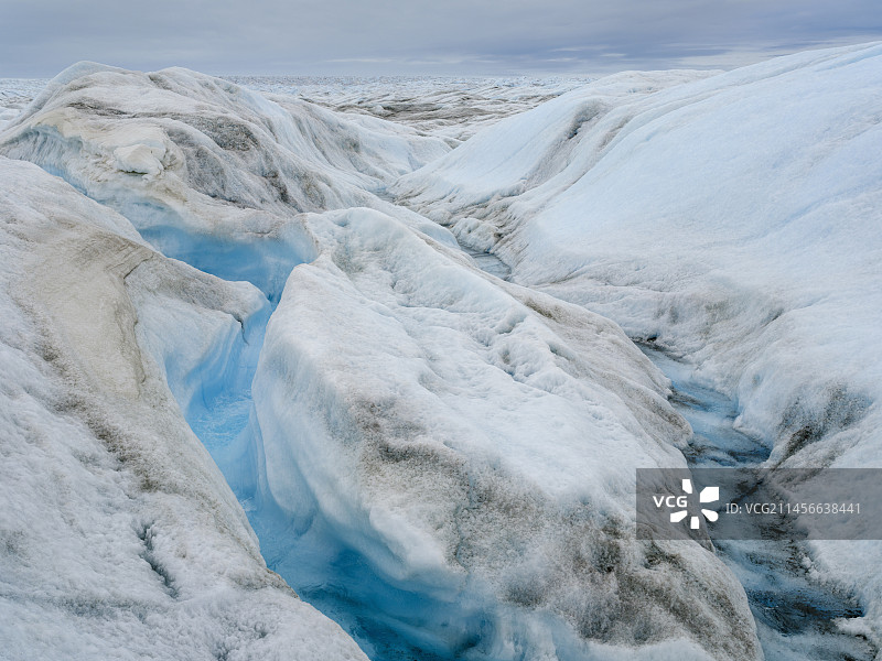 格陵兰冰盖融化地貌：排水系统与棕色沉积物，近康克鲁斯瓦格图片素材