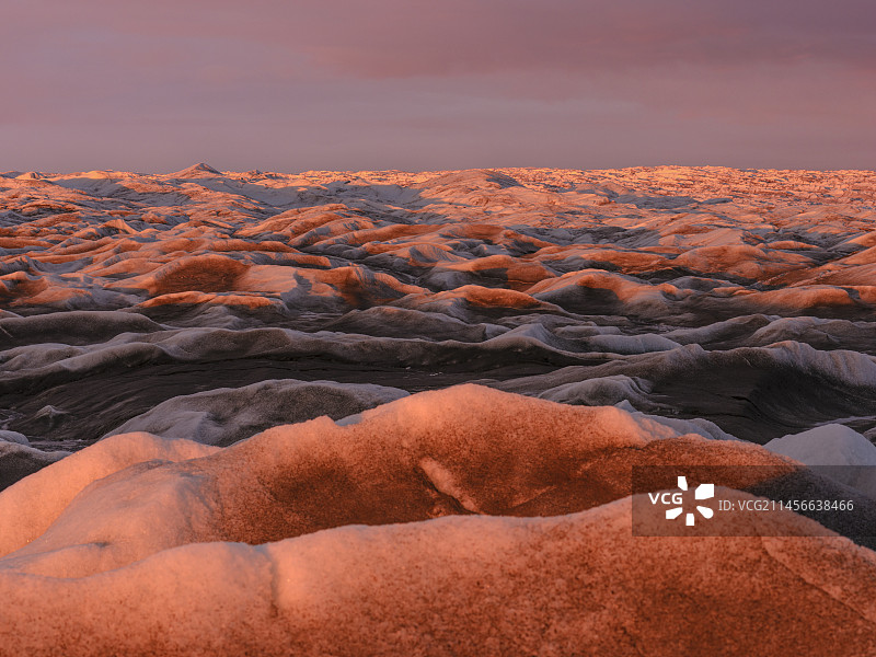 冰原上的午夜太阳：近康克鲁斯瓦格的格陵兰冰原景观图片素材