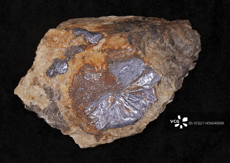 伟晶岩中的辉钼矿图片素材