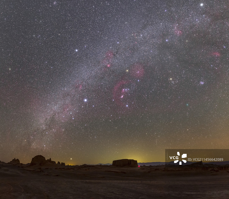伊朗卢特沙漠的夜空和双子座流星雨图片素材