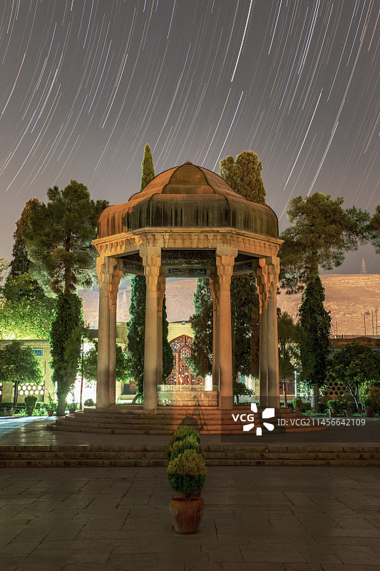 伊朗设拉子哈菲兹墓上空的星轨图片素材