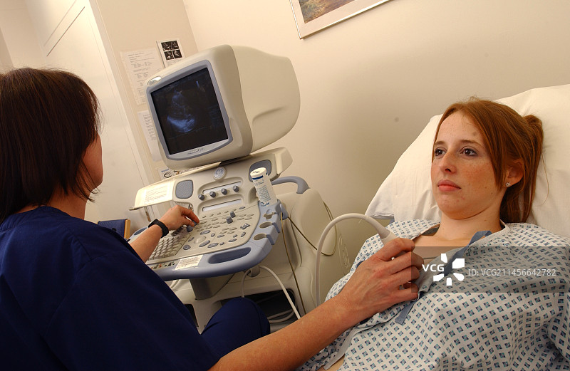 使用超声波的心脏生理学家图片素材