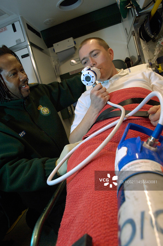 医护人员监测病人图片素材