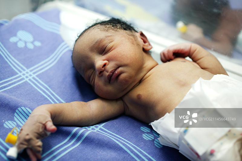 早产男婴图片素材