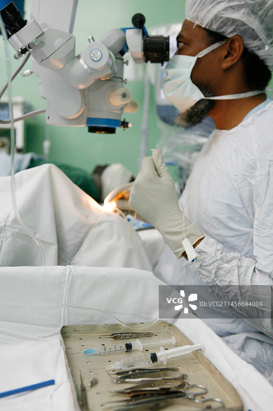 外科医生在白内障手术中使用显微镜图片素材