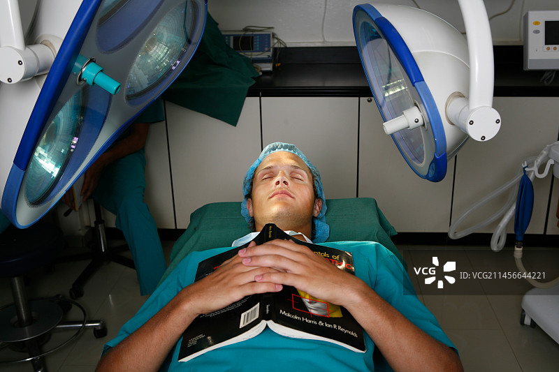 外科医生在手术台上睡觉图片素材