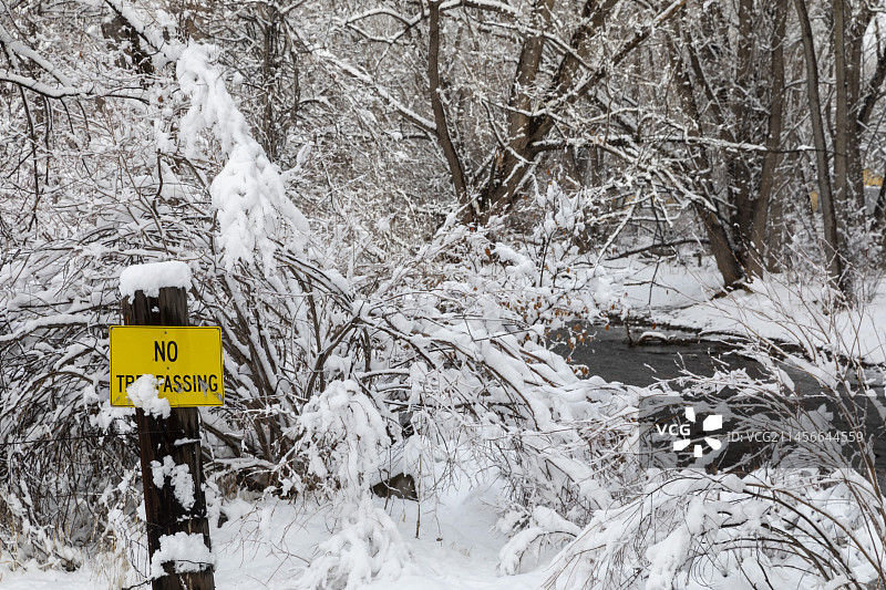 雪地里的禁止擅自闯入标志图片素材