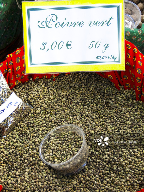 法国街头市场的绿胡椒图片素材