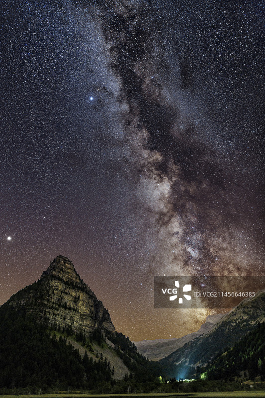 南部阿尔卑斯山脉夜空中的银河图片素材
