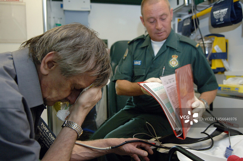 护理人员记录病人笔记图片素材