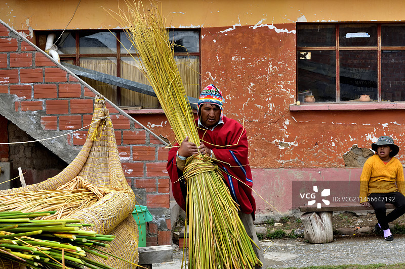 的的喀喀湖，玻利维亚，艾马拉人正在使用托托拉图片素材