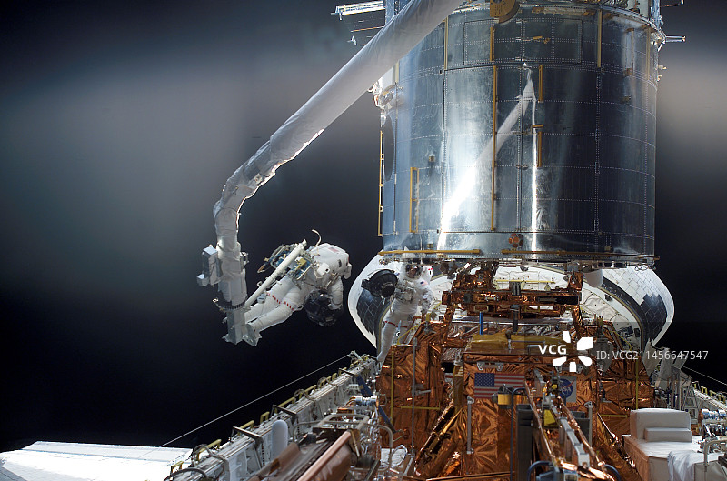 NASA宇航员维护哈勃太空望远镜图片素材