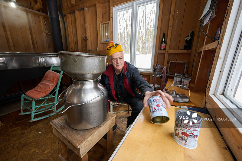 在加拿大魁北克省拉诺迪耶尔的糖棚中罐装枫糖浆图片素材