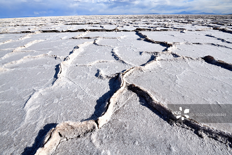 乌尤尼盐沼的盐层地貌，玻利维亚图片素材
