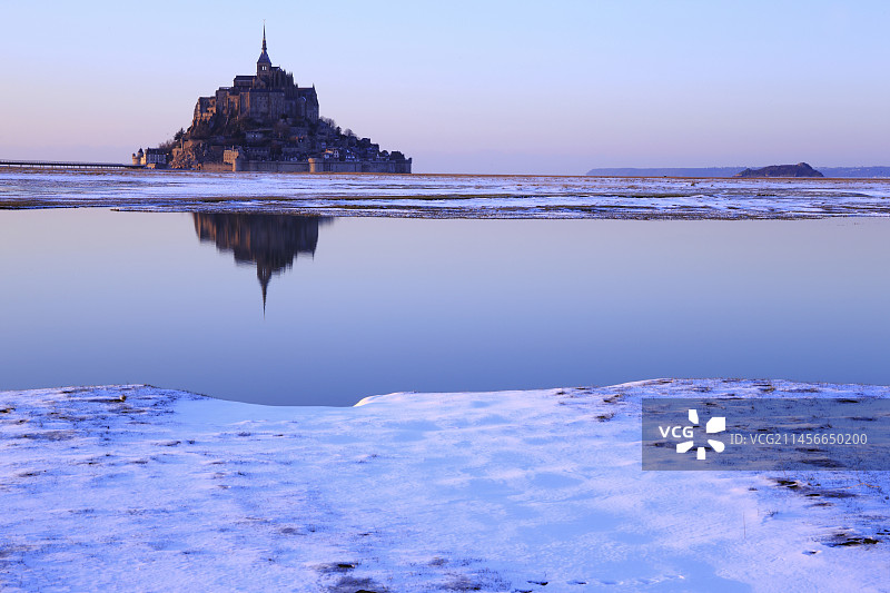 诺曼底法国日落时分白雪覆盖的圣米歇尔山图片素材