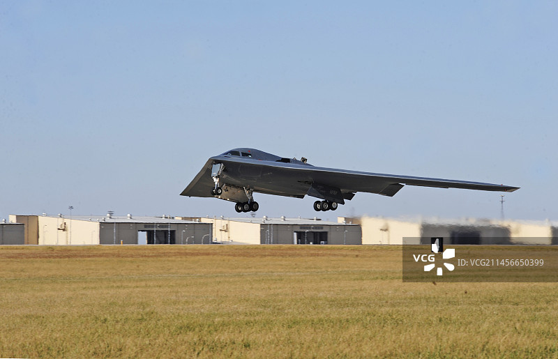 B-2隐形轰炸机升空图片素材