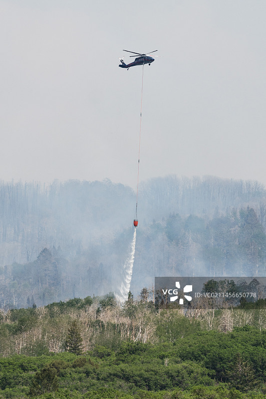 消防直升机在美国向野火洒水图片素材