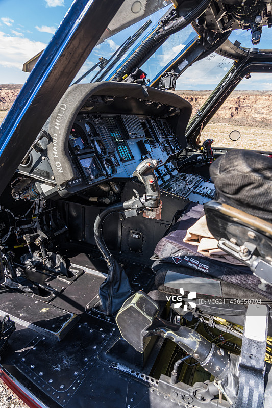 西科斯基UH-60黑鹰消防直升机驾驶舱图片素材