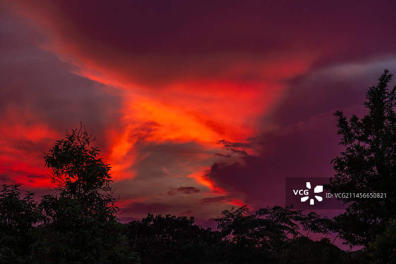 季风季节后的日落图片素材