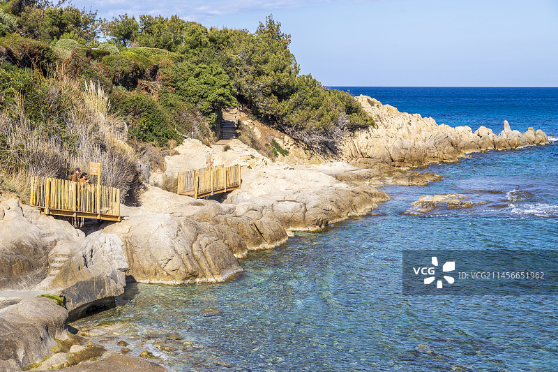 法国蔚蓝海岸拉马图埃勒Canadel角沿海小路的人行天桥图片素材