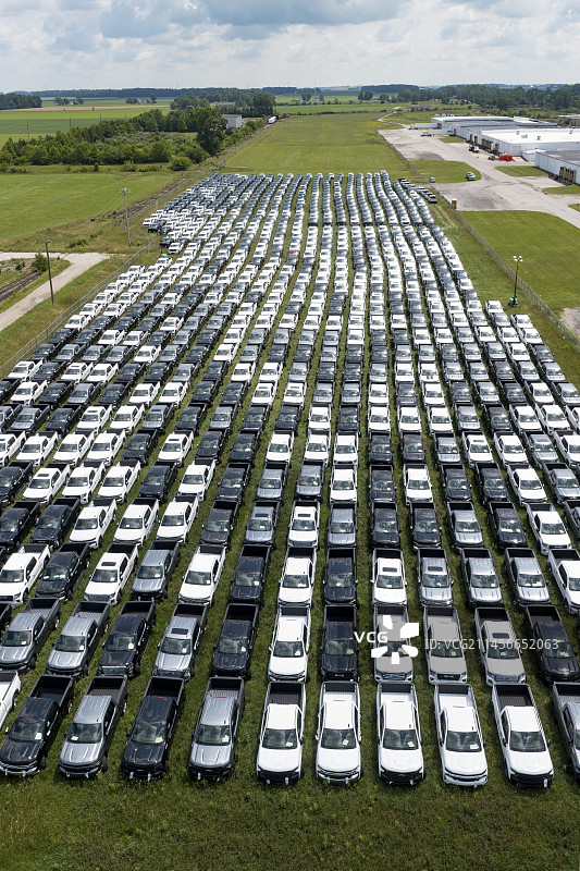 因半导体短缺而未完成的卡车，美国图片素材