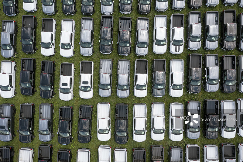 因半导体短缺而未完成的卡车，美国图片素材